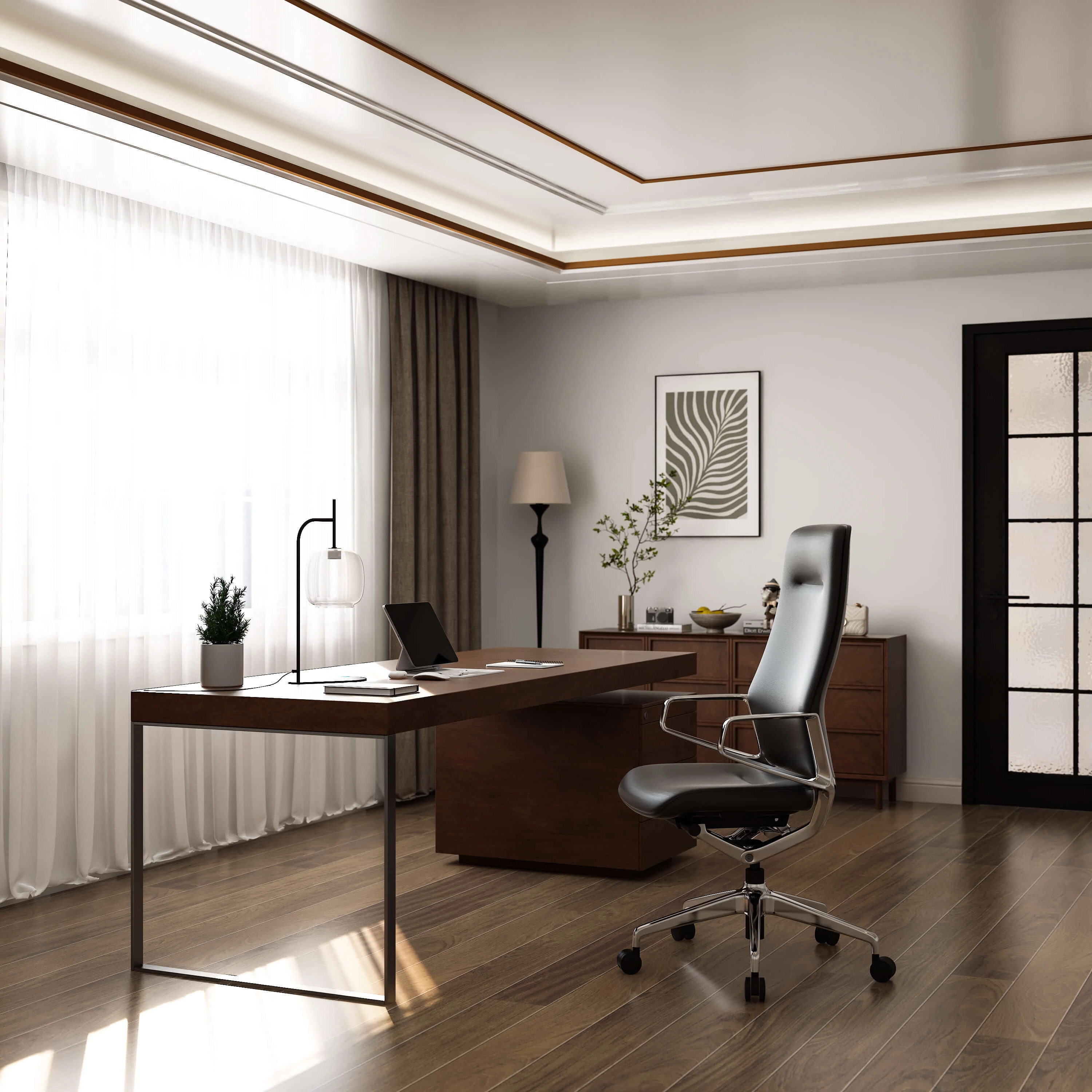 Nowoczesny gabinet dyrektorski z dużym drewnianym biurkiem i czarnym skórzanym fotelem biurowym. Eleganckie wnętrze biurowe z komodą, designerską lampką biurkową i dużym oknem z firanami.