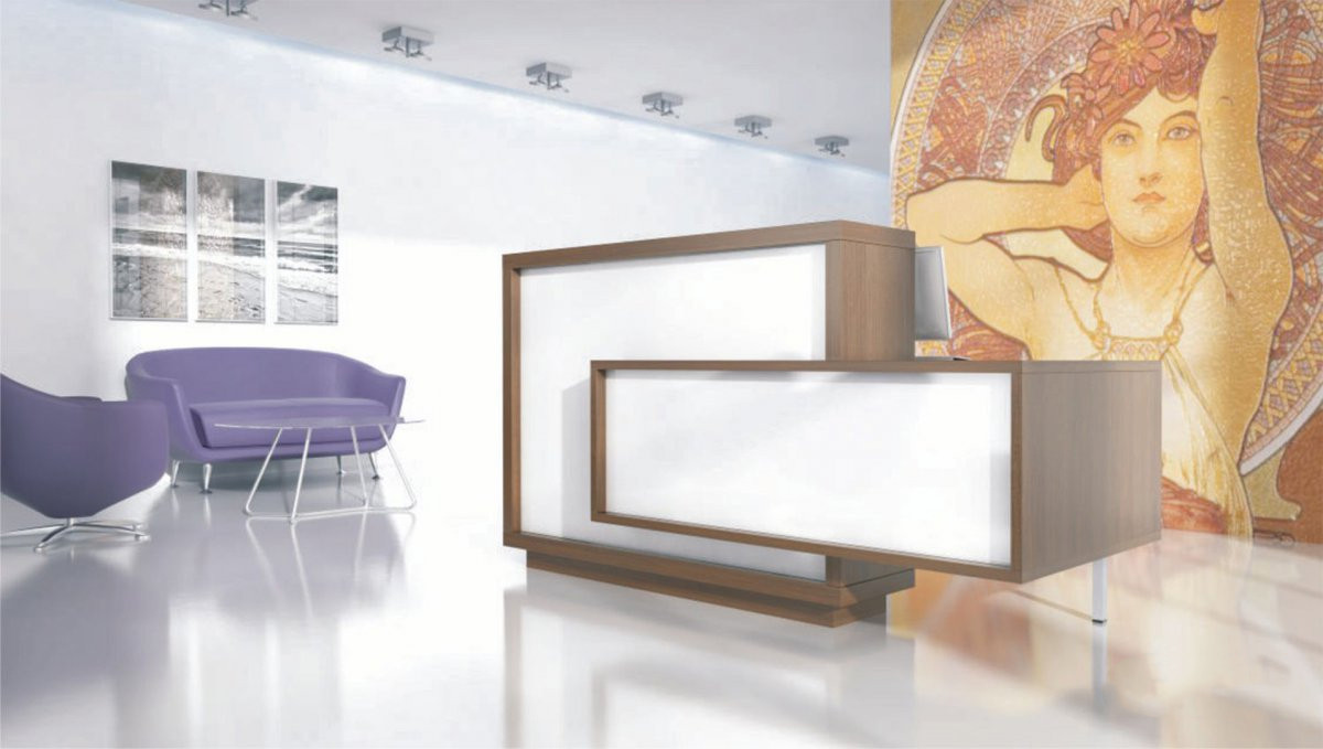 Nowoczesna lada recepcyjna w kolorze drewna i bieli w luksusowym lobby. W tle fioletowa sofa i fotel w poczekalni oraz duża ścienna reprodukcja obrazu w stylu secesyjnym (Alfonse Mucha).