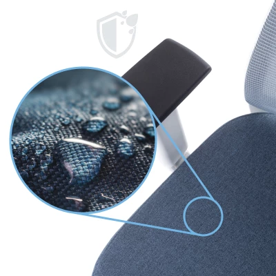 Zbliżenie na wodoodporną tkaninę siedziska krzesła biurowego. Krople wody perlące się na hydrofobowym materiale fotela ergonomicznego. Ikona tarczy ochronnej w tle.